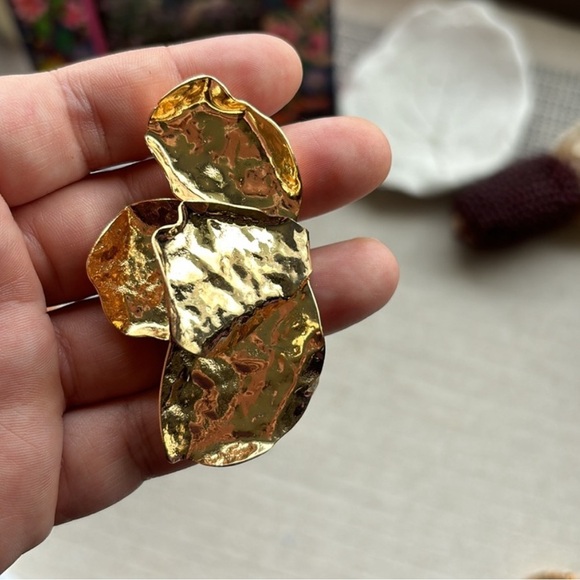 Beautiful Gold Fan Earrings - Picture 2 of 3
